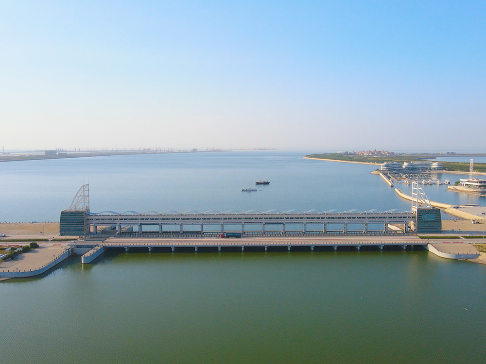 濰坊白浪河防潮閘：建于入海口粉沙質(zhì)海岸潮下帶，與船閘共用邊墩，